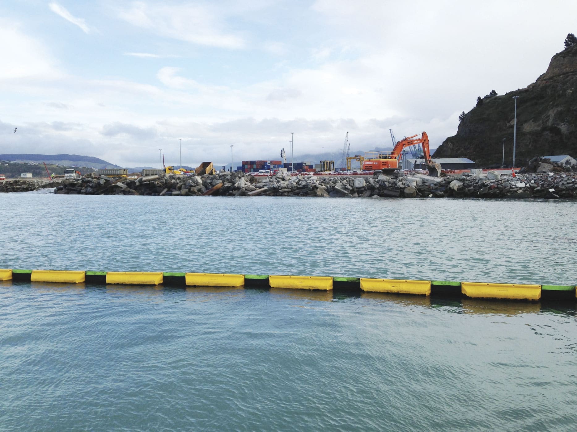 Chatoyer Silt Curtain application Class 3 Chatoyer Silt Curtain application Class 3 in open harbour during land reclamation