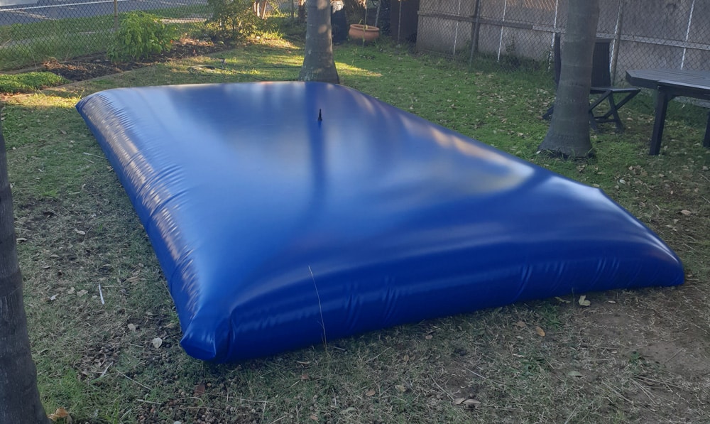 flexible-tank-water-bladder_0004 chatoyer blue water storage bladder on grass